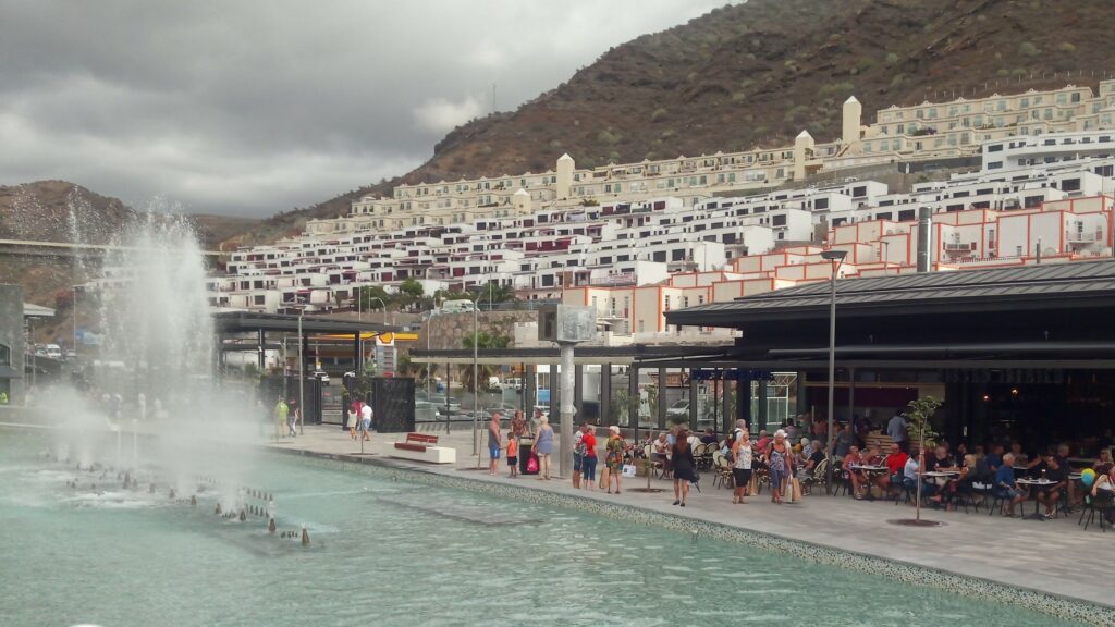 I Mogán Mall, with the large fountain in the central plaza.